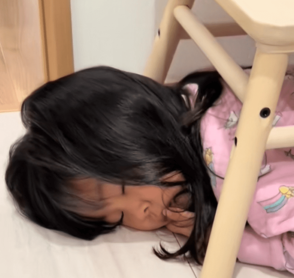 洗面所で寝る娘さん③（＠7222_mmskさんより提供）