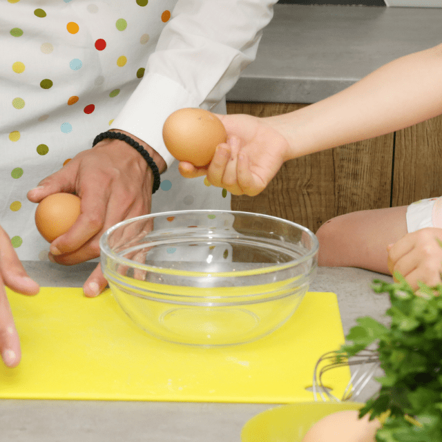 母「卵むくの手伝って」2歳息子にお願いすると…まさかの光景に「笑ってしまった」「すごい」