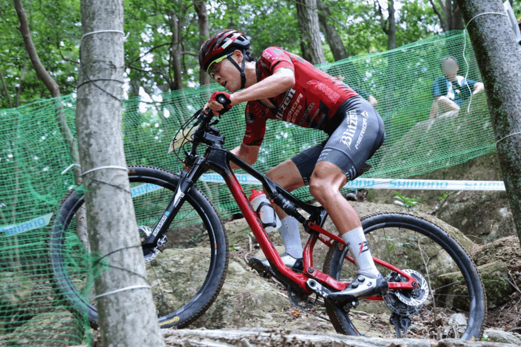 自転車に乗っている姿①（＠SAWADA_Tokiさんより提供）