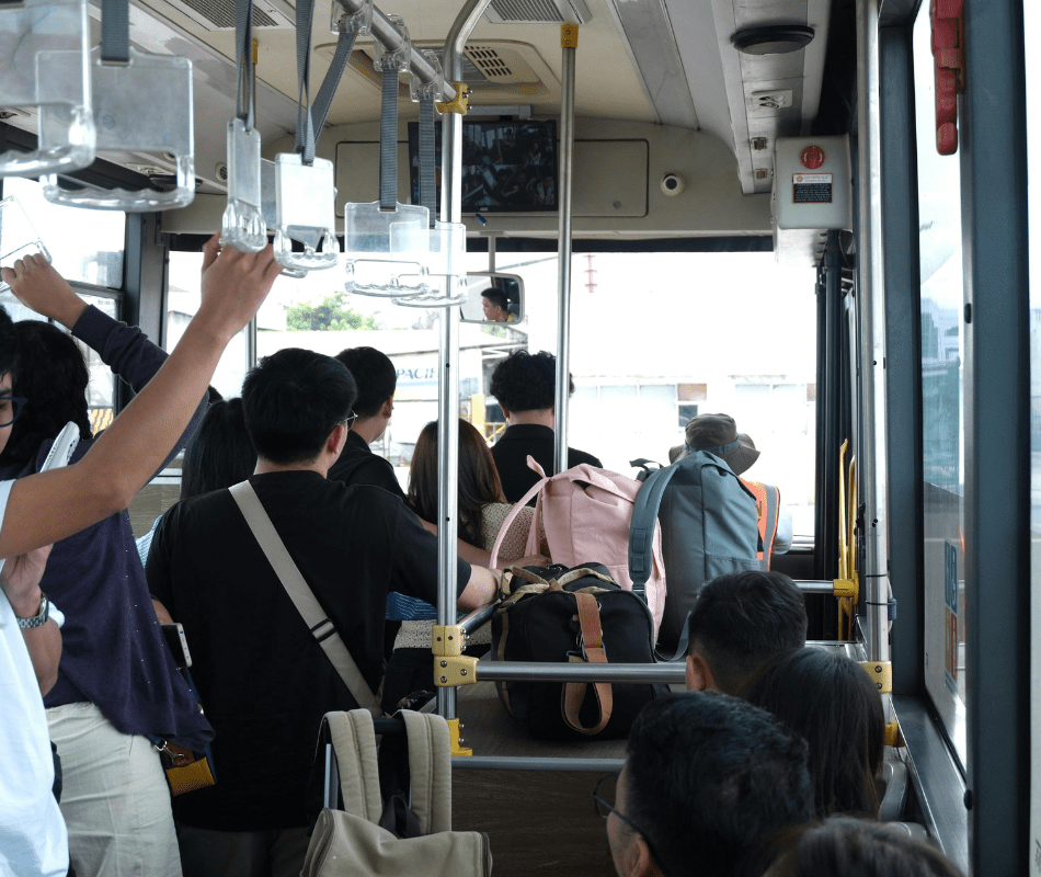 バスで…「妊婦アピールするな」マタニティマークを非難する乗客　→まさかの救世主に「心から救われた」「ありがとう」