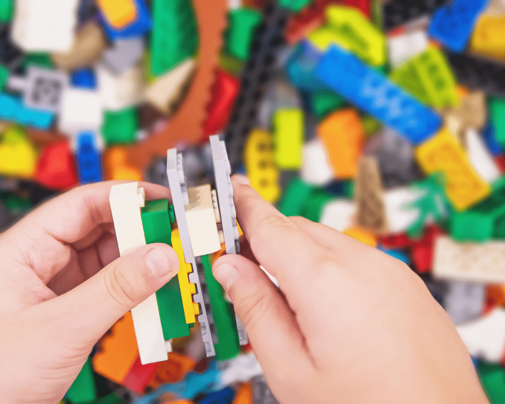 レゴで遊ぶ息子の様子