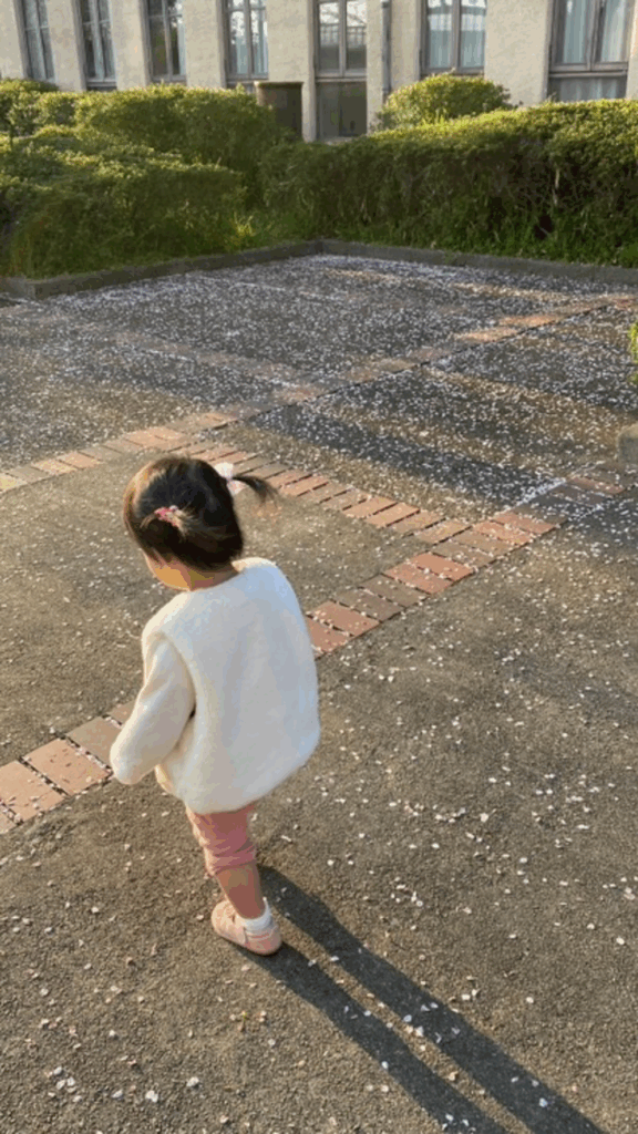 たぬきさんと一緒に帰りたかった娘さん。可愛いですね。（@kayuuuuiiさんより提供）