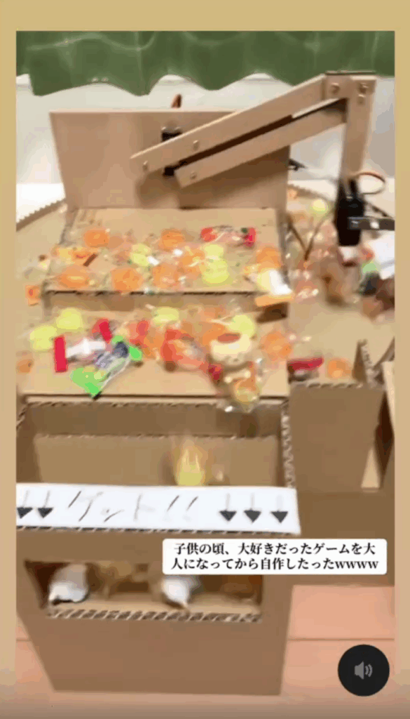 台からあふれたお菓子やキャラクターが落下（@tat12364250さんより提供）