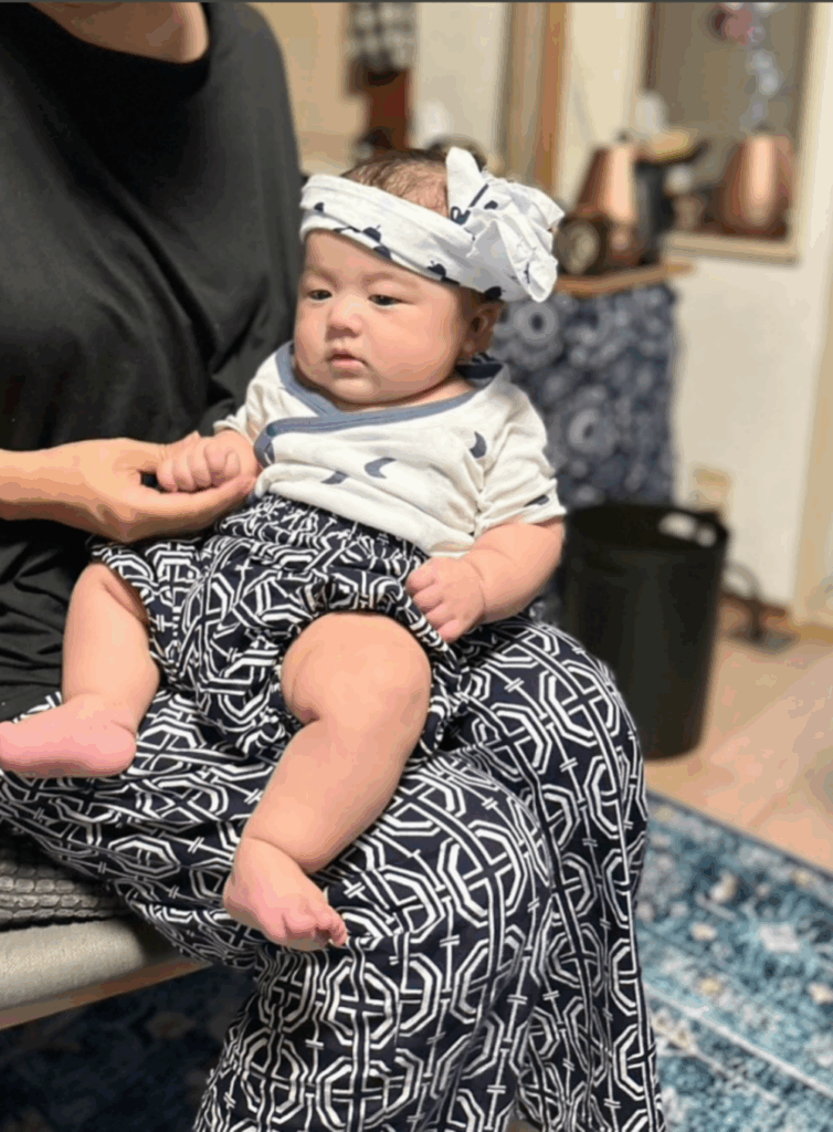 抱っこするときベタベタしないように（@monpeeeeさんより提供）