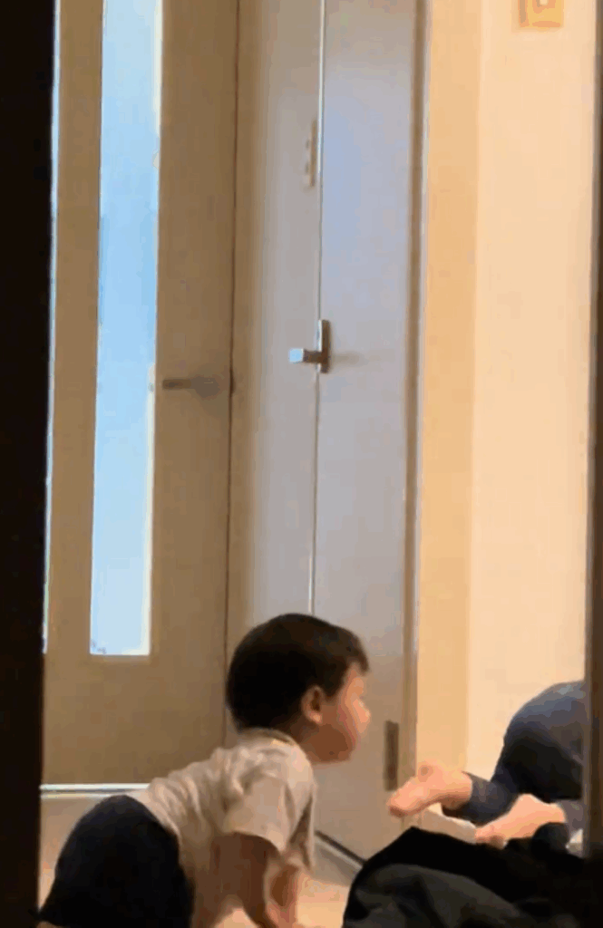 ついて行く弟くん②（＠oyabakapapa3710さんより提供）