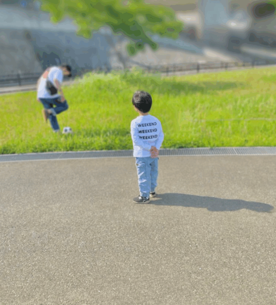 息子さんの“監督ポーズ”（@naco_1217さんより提供）