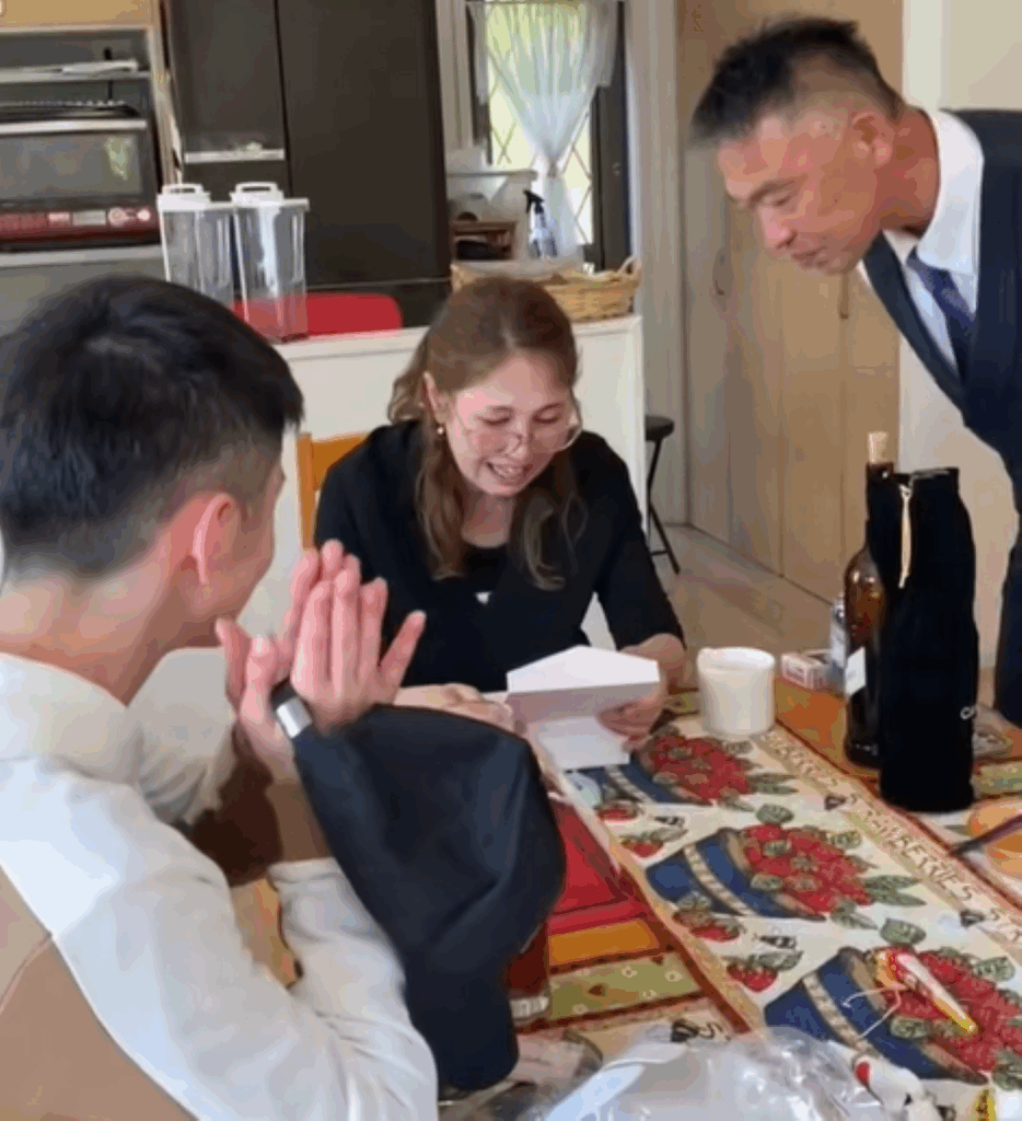 プレゼントを確認する様子（＠welina260さんより提供）