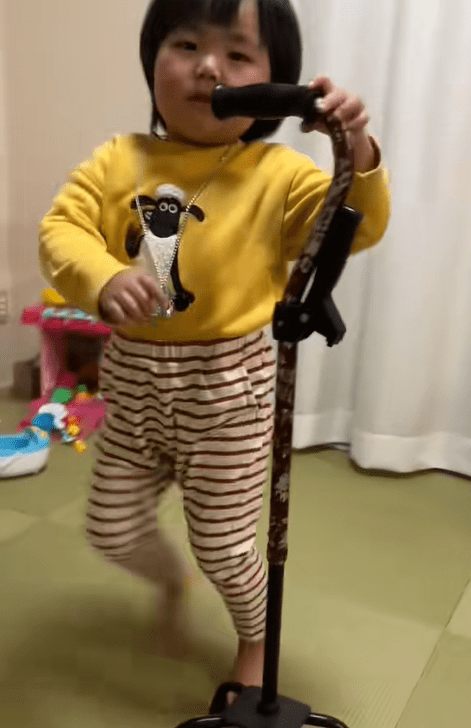 杖に向かってくる娘さん（＠emma.k75さんより提供）