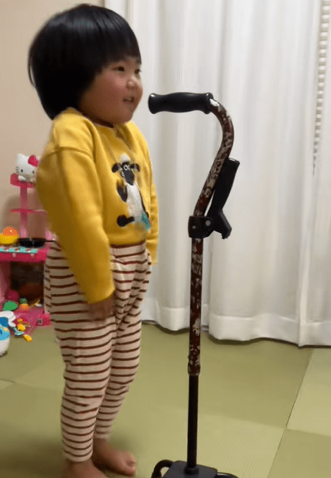 杖の前で歌う娘さん②（＠emma.k75さんより提供）