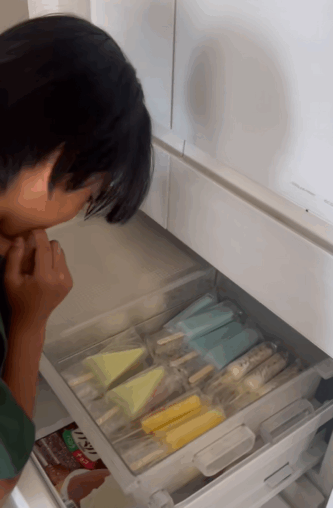 アイスを選ぶお子さん（＠7kazoku_さんより提供）