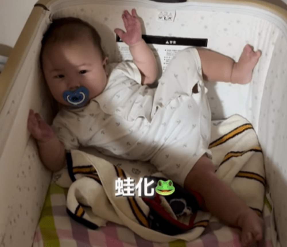 転んで蛙のようなポーズに（＠bebi_mon_ikujiさんより提供）