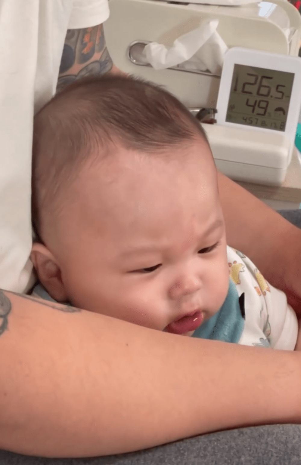 5ヶ月の男の子の赤ちゃん。暑い日のまさかの様子に…「まさかの言葉！」「癒されました」