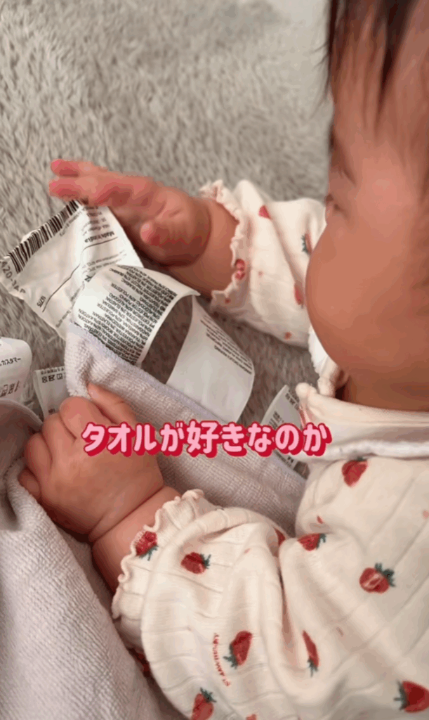 タグいっぱいのタオルに興味津々！（@_knll0528さんより提供）