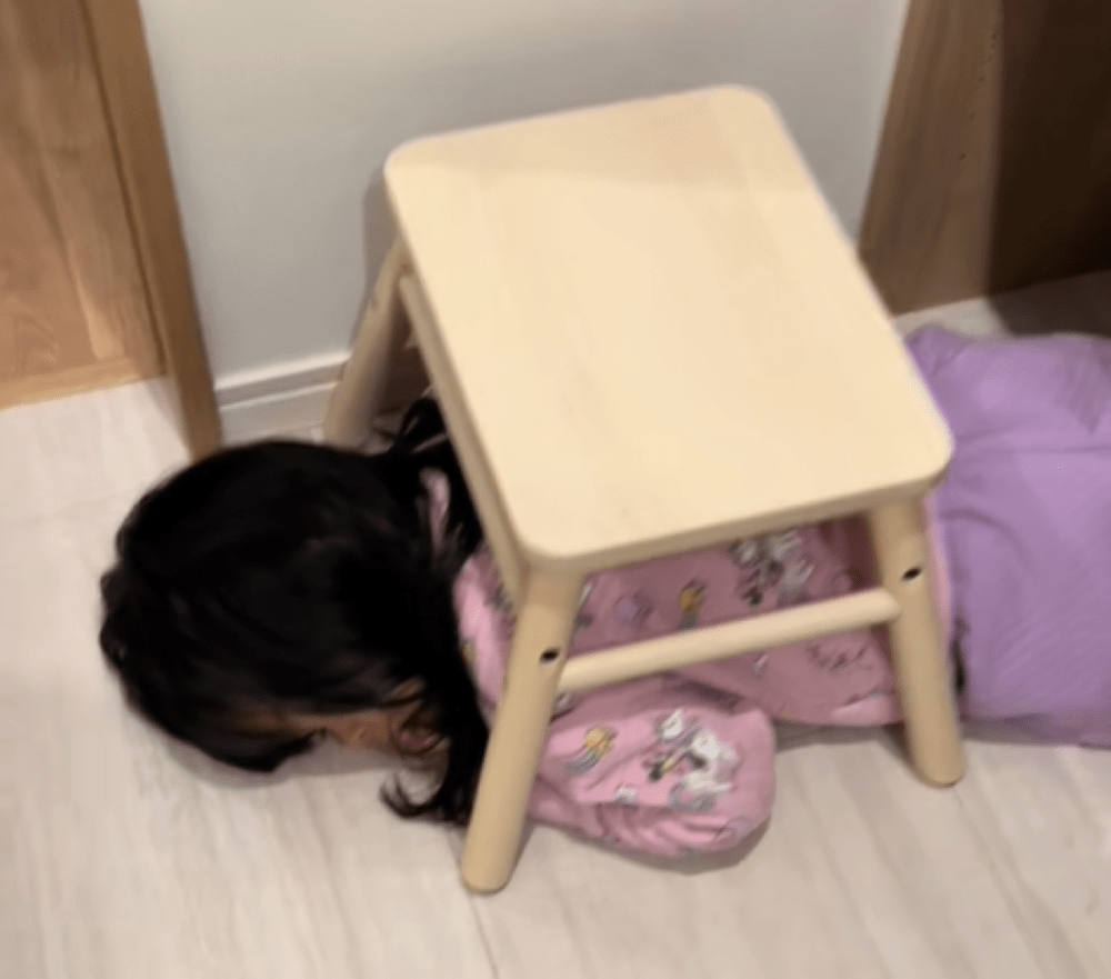 洗面所で寝る娘さん②（＠7222_mmskさんより提供）