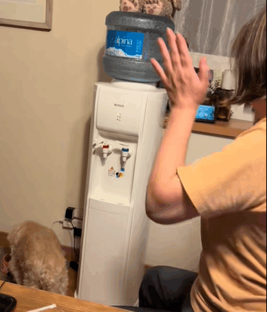 ご飯を食べるあんずちゃん③（＠mrinchanhappyさんより提供）