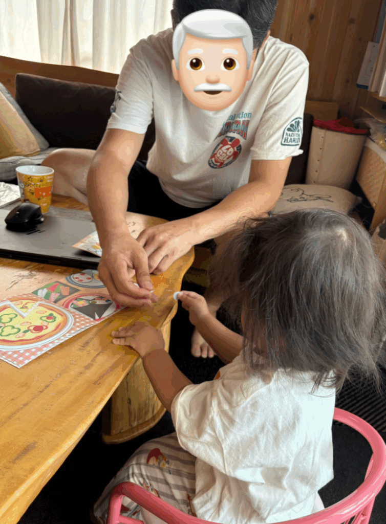 シールブックで遊ぶ様子（＠@i_eat_ebiさんより提供）