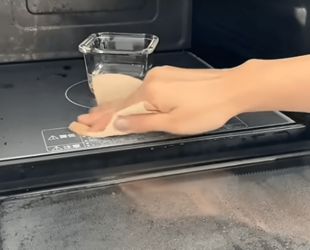 電子レンジ内の掃除（＠めろ-カンタン掃除さんより提供）