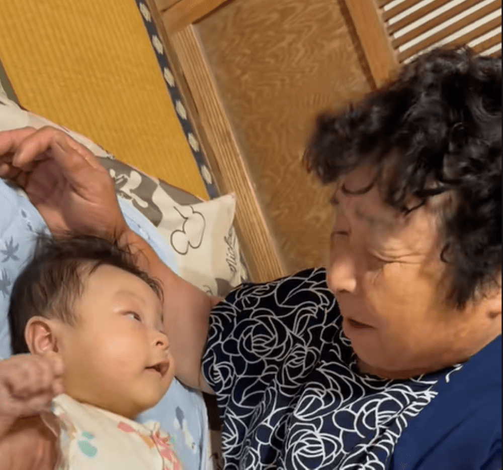 おばあちゃんとひ孫さん③（＠tochiginomasabaachanさんより提供）