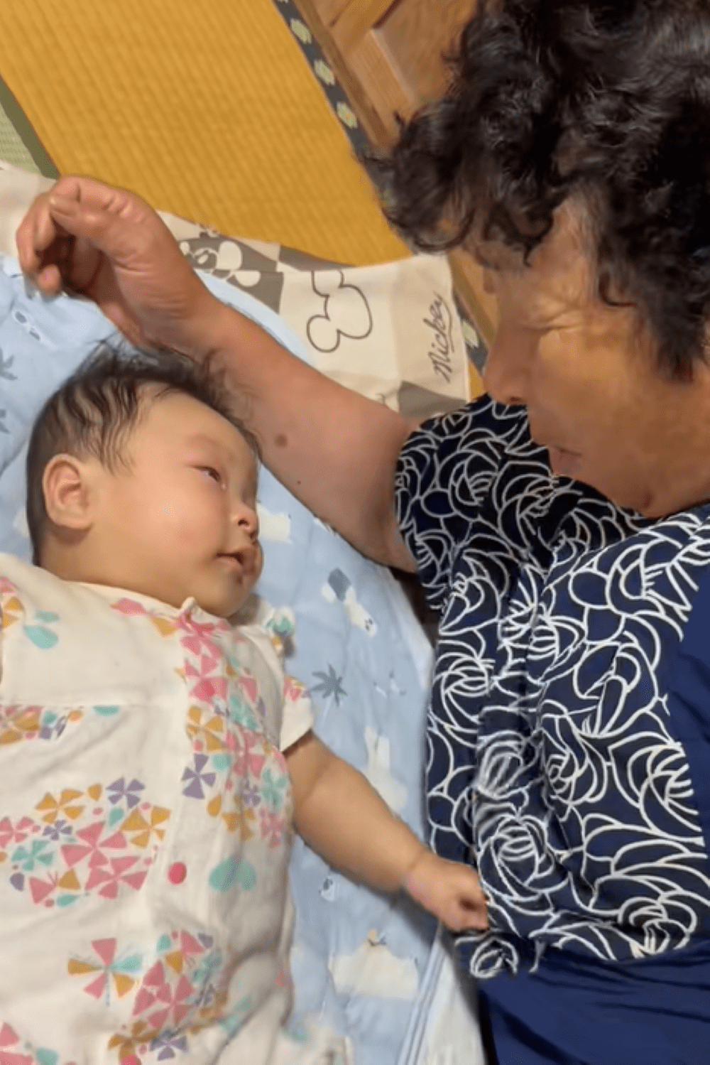 0歳のひ孫とお話する82歳のひいばあば…可愛すぎるやりとりに…「幸せしかない」「浄化されました」「ばあちゃんがメロメロ」