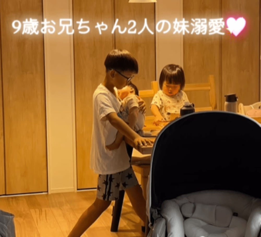 泣く0歳と1歳の妹を抱っこする小学生の兄　その様子をよく見ると…「大人でも難しいのに」「とても頼もしいお兄ちゃん」「立派」