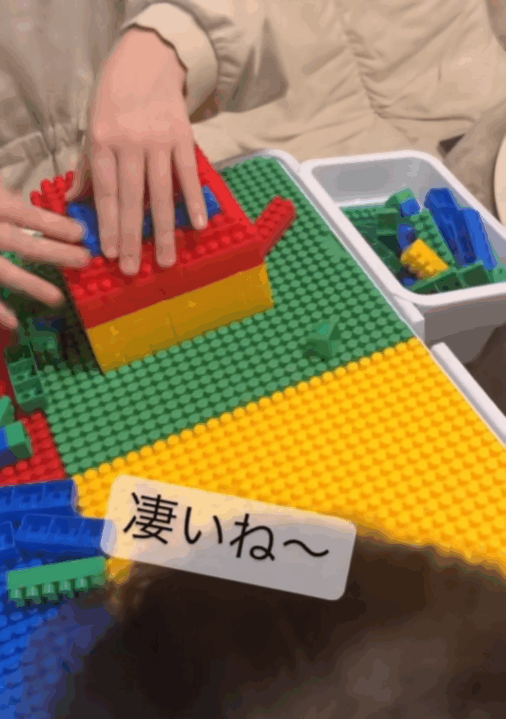 「凄いね～」と褒める妹さん（@asunya0711さんより提供）