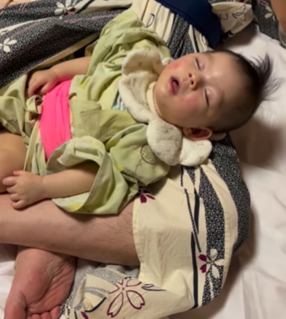 足の間で眠る娘さん（＠naconol_babymamaさんより提供）