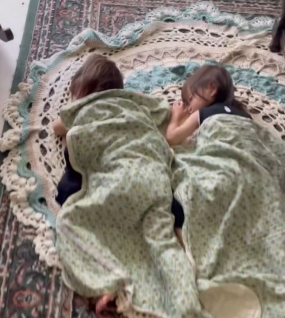 ラグの上で寝転ぶ娘さんたち（＠mdtwin_tuu.naaさんより提供）