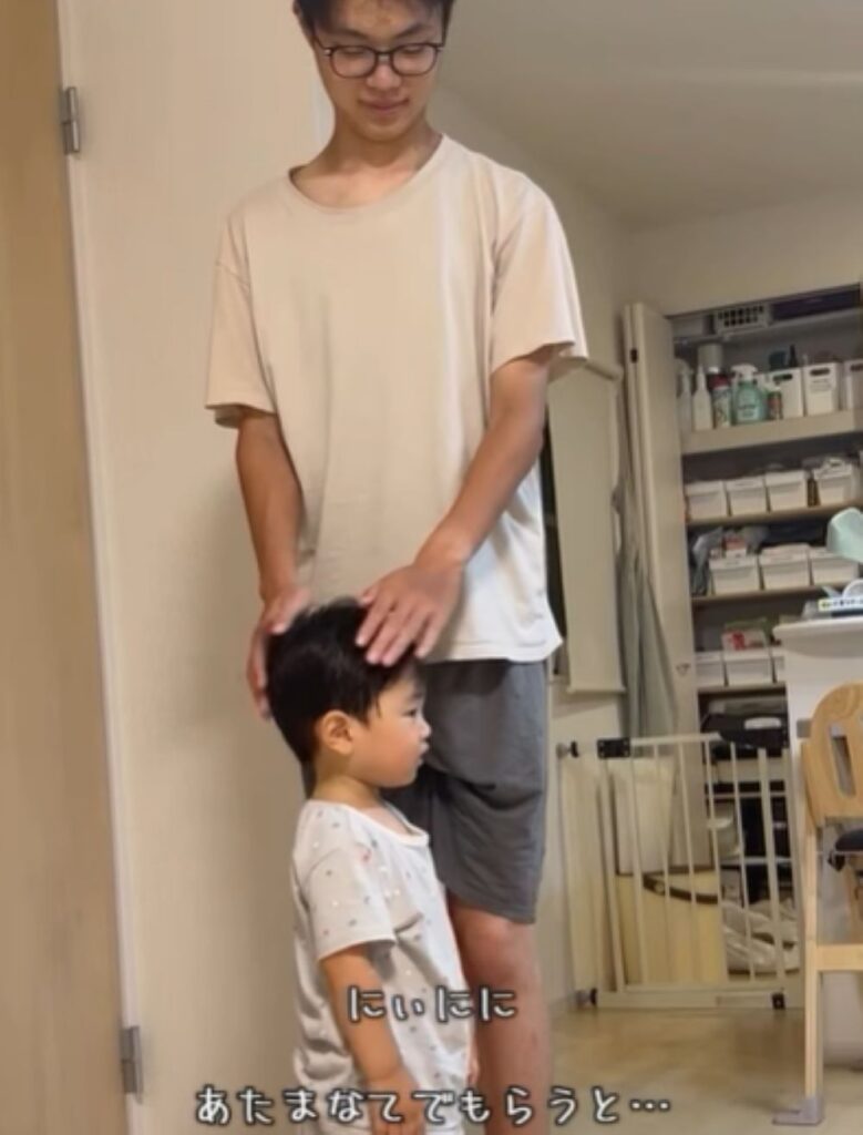 お兄ちゃんになでてもらうと…（＠baby_eiji.ayatoさんより提供）