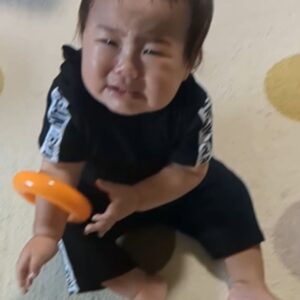 大号泣する1歳児…しかし直後、母が見た光景に「可愛すぎ」「ママのツッコミやばい」「人生一周目すぎてかわいい」