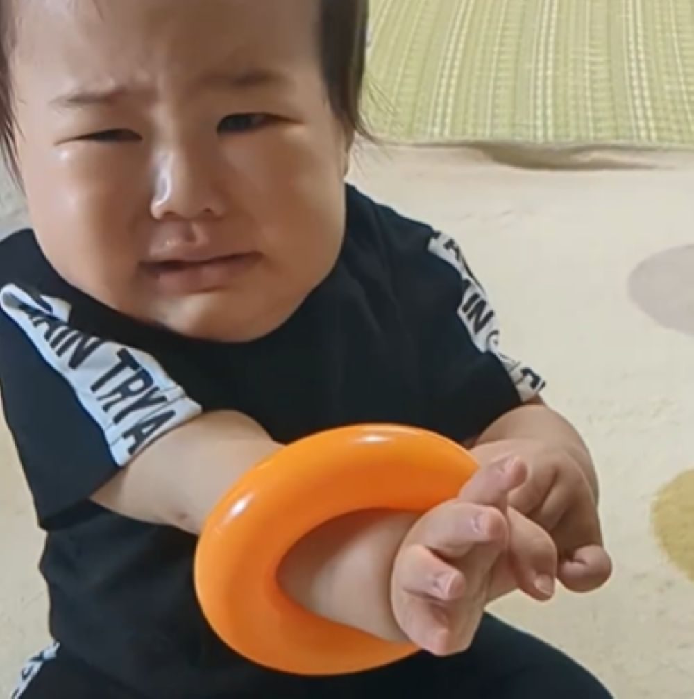 再び腕にはめて泣く息子さん（＠kaisuke0331さんより提供）