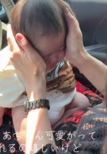 3ヶ月の赤ちゃんにメロメロなばあば。しかし、よく見ると…「ちょっと（笑）」「うちの父もこうなってますww」「赤ちゃんが呆れ気味なのかわいい」