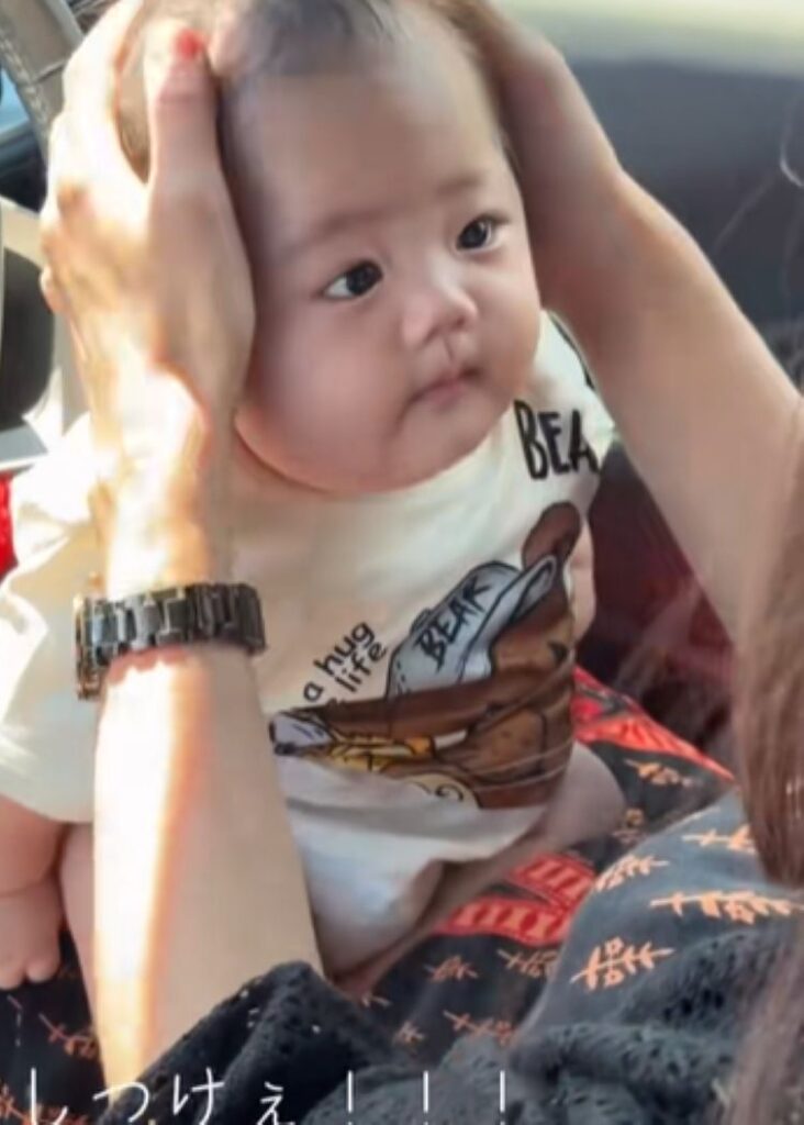 おばあちゃんを見つめる息子さん（＠rikun417さんより提供）