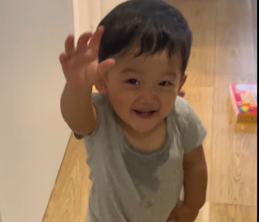 再び片手をあげる息子さん（＠mogmoghrt517さんより提供）