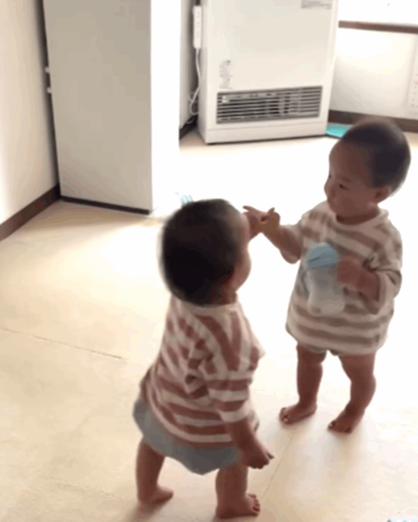 「はい、どうぞ」「ありがとう」（＠94_minimumさんより提供）