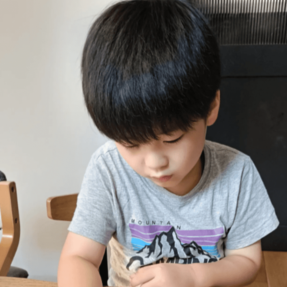 魚の絵を描く8歳息子　すらすらと描き進める様子に「画家レベルじゃない？！」「見事な描き方」「線に迷いがなさ過ぎる…」