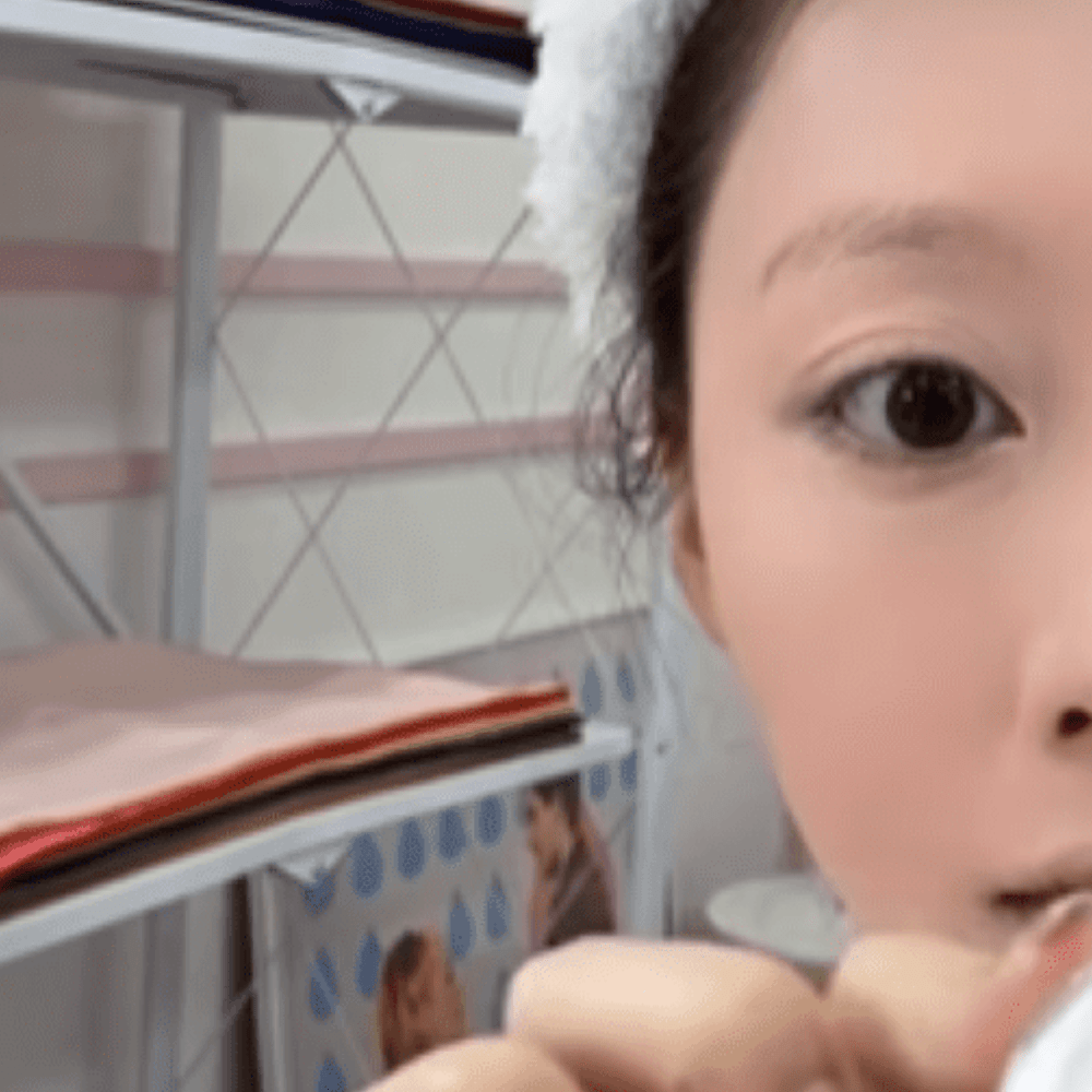 元宝塚の女性が半顔メイクをしてみると…その驚きの姿に「別人のよう！」「凄すぎます」「何度も見てしまいます！」