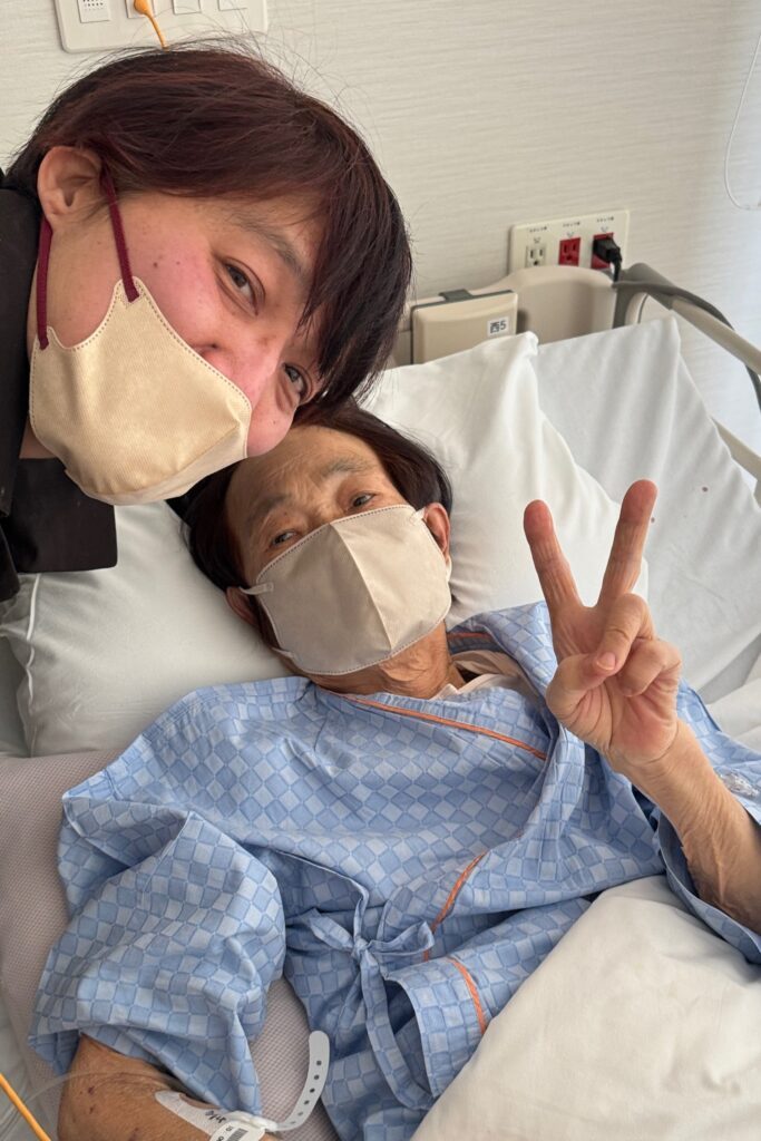 病室で母と写真を撮る様子（山中さんより提供）