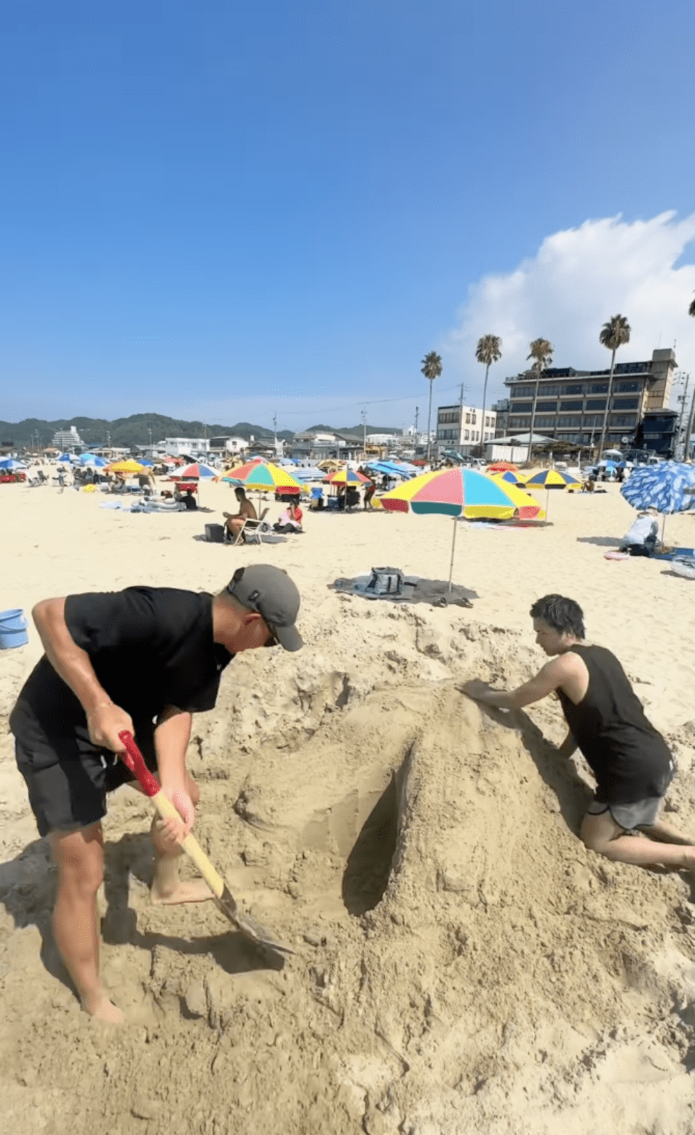 砂浜で作業する男性。6時間後、作り上げた”モノ”に「すごいリアル感」「凄すぎる…」「生で見たい」