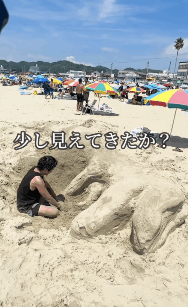 砂の塊が恐竜になってきました！！（@yoshida_bachiyubiさんより提供）