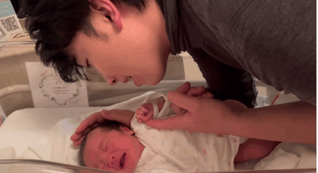 息子さんに子守唄を歌ってあげるパパさん：大泣きだったのが…（＠haruto.2024.12.14さんより提供）