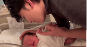 生後2日の大号泣する赤ちゃん。しかし…パパが近寄ると「結婚式で流してほしい」「涙腺崩壊」「尊い」