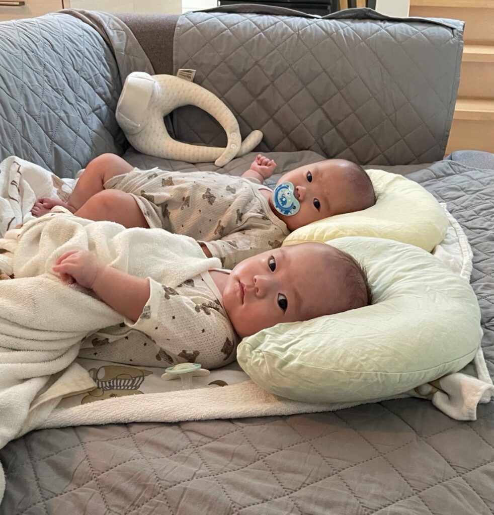 2人そろってママさんを見つめている写真（＠kaijyu_boboさんより提供）