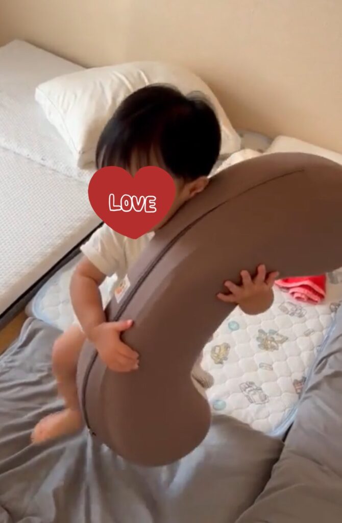 授乳クッションを運ぶお兄ちゃん（@omo83451855さんより提供）