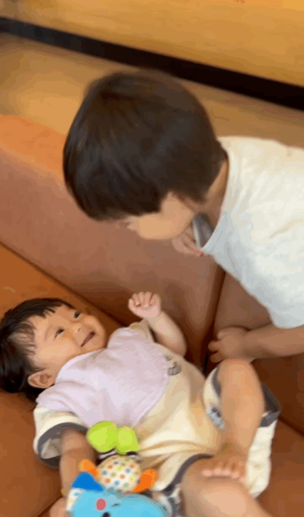 妹ちゃんをあやすお兄ちゃん①（＠naachan.familydaysさんより提供）