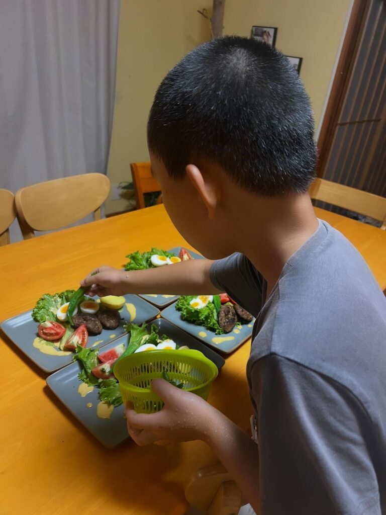 長男くんが作ったハンバーグプレートの写真①（＠izumo88megusanさんより提供）