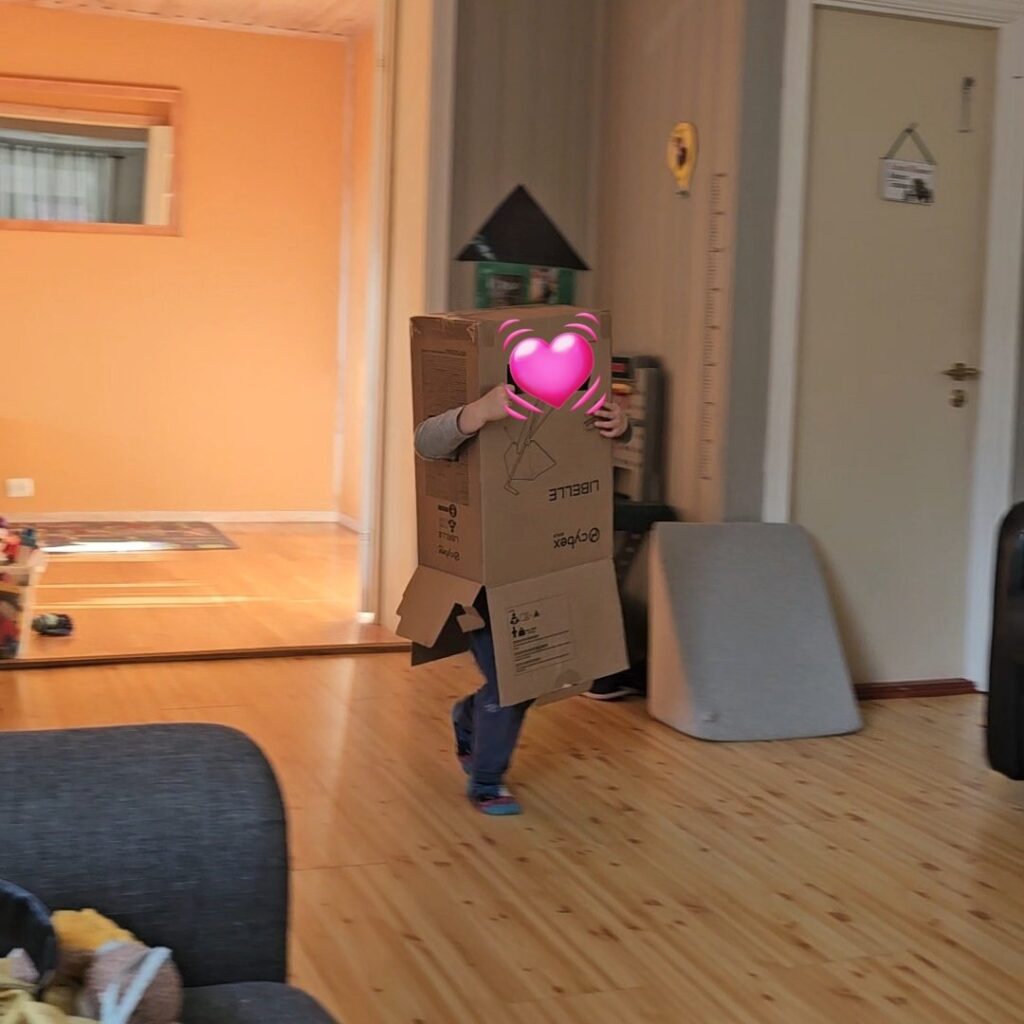 ベビーカーの箱でロボット遊びする長男くん（＠WalkingtheNorthさんより提供）