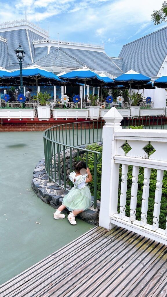 テーマパークで水路の魚に見入る娘さん①（＠morico_moさんより提供）