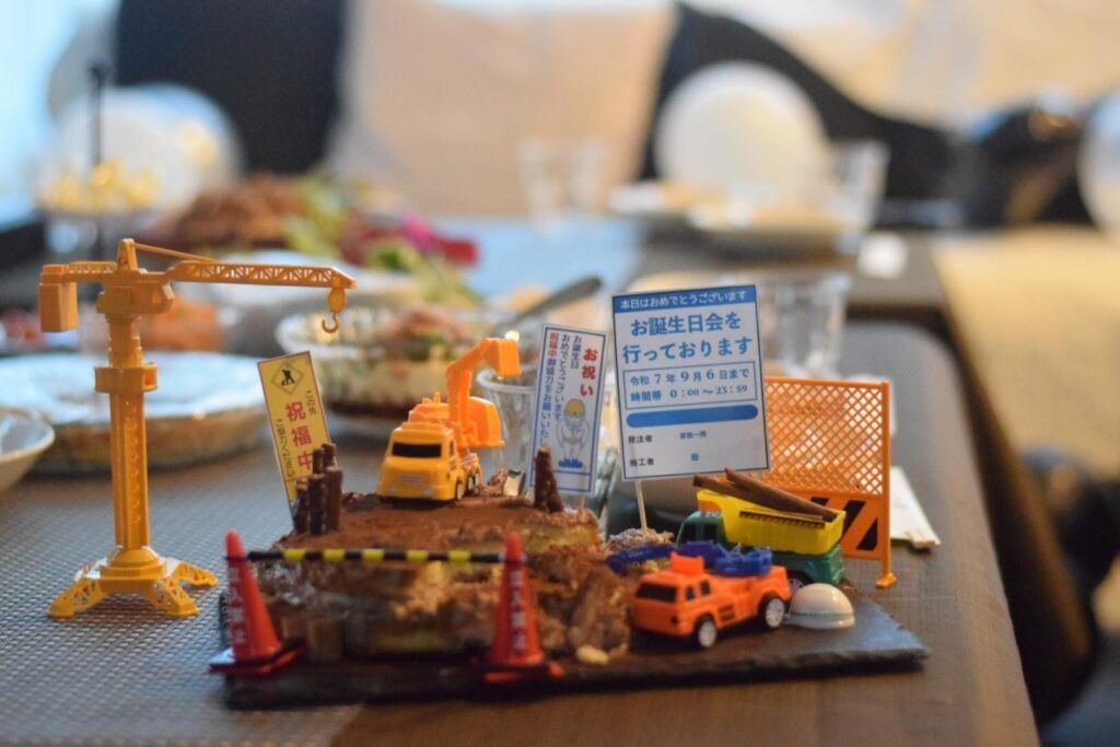 工事中ケーキ全景（＠_____aran_さんより提供）