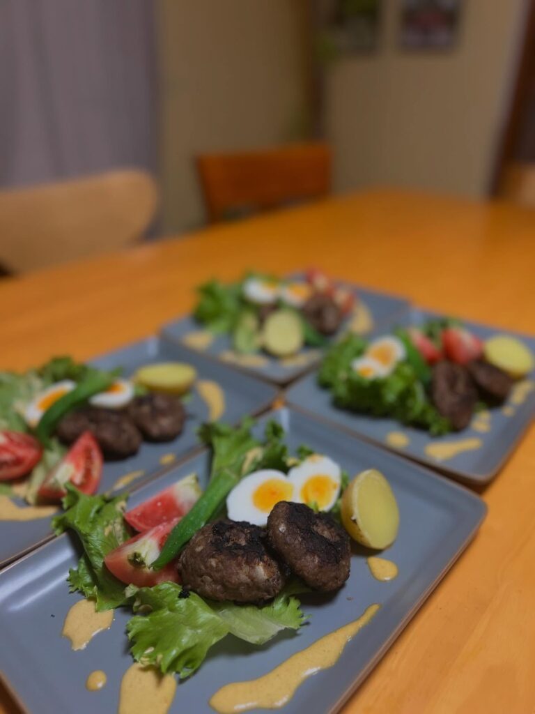 長男くんが作ったハンバーグプレートの写真②（＠izumo88megusanさんより提供）