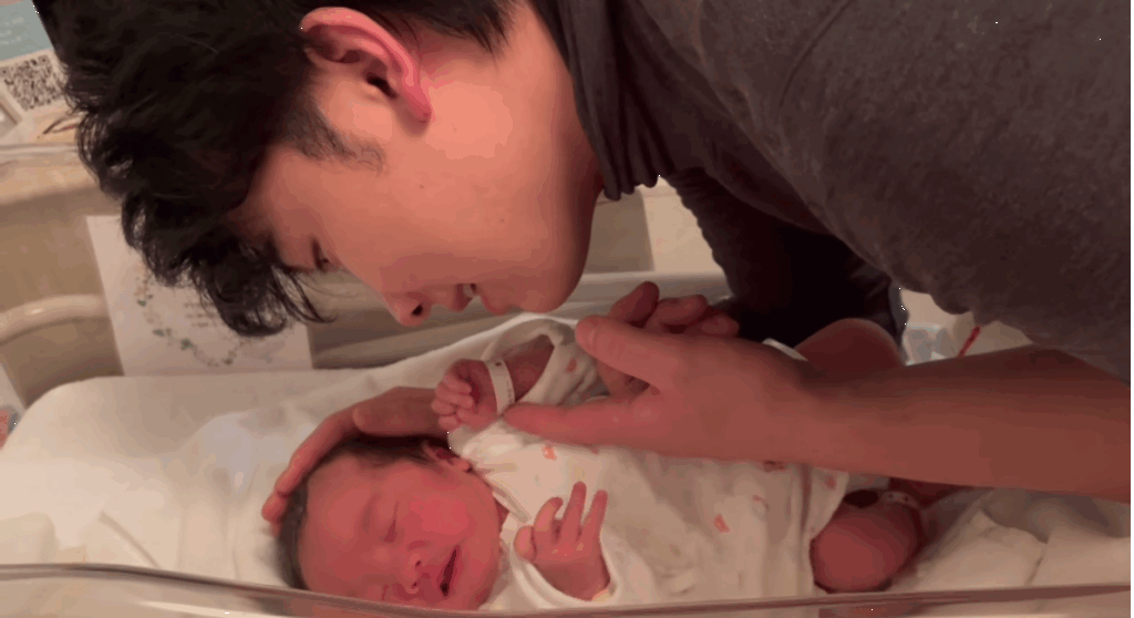 息子さんに子守唄を歌ってあげるパパさん：泣きやんで…（＠haruto.2024.12.14さんより提供）